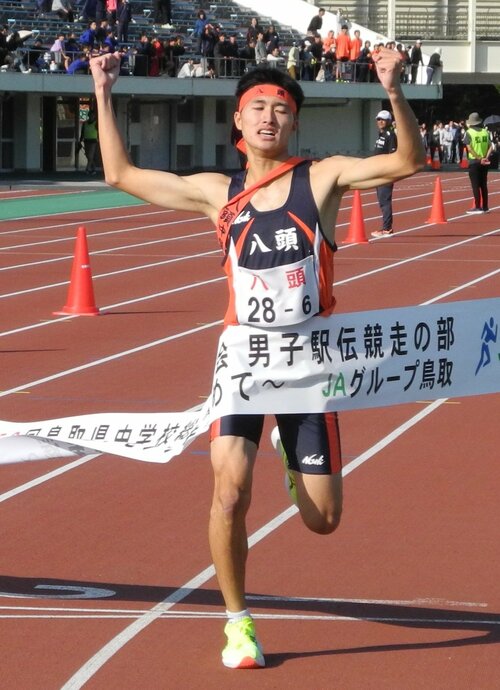 男子１位でフィニッシュする八頭のアンカー川口＝１２日、鳥取市のヤマタスポーツパーク陸上競技場