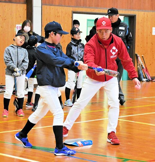 日本生命野球部の選手から打撃のこつを教わる小学生