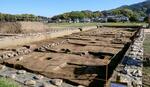 　掘っ立て柱塀跡が見つかった飛鳥宮跡の調査区＝２２日午前、奈良県明日香村