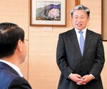 平井知事（左）と面談した薛剣大使級総領事＝２７日、鳥取県庁