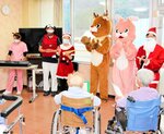 入院患者（手前）を前にクリスマスソングを披露する医師ら＝２０日、新温泉町二日市の公立浜坂病院
