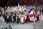 　東京五輪の開会式で入場行進するフランス選手団＝２０２１年７月、国立競技場