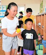 児童と共に教室内でボールカプセルを探すゲームに取り組む園児＝１３日、米子市和田町の和田小
