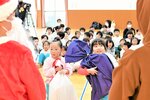 職員からプレゼントを受け取る園児