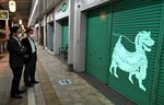 若桜街道商店街のシャッターに投影された影絵＝１５日、鳥取市戎町