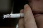 　英ロンドンでたばこを吸う人＝２００６年２月（ＡＰ＝共同）