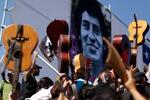 　２００９年、チリの首都サンティアゴで歌手ビクトル・ハラを追悼する人々（ＡＰ＝共同）