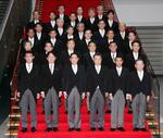 　岸田首相（前列左から３人目）、松野官房長官（同４人目）と記念写真に納まる副大臣ら＝１５日午後、首相官邸