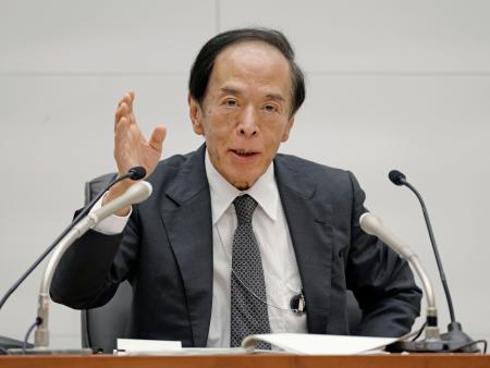 　金融政策決定会合後に記者会見する日銀の植田総裁＝１４日午後、日銀本店