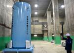 　使用済み核燃料の中間貯蔵施設に置かれている訓練用模擬キャスク＝１５日、青森県むつ市