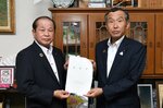 吉田町長（左）に要望書を手渡す栗原会長＝八頭町役場