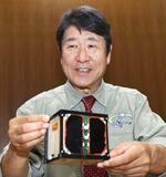 　木造人工衛星について語る、宇宙飛行士で京大特定教授の土井隆雄さん＝２８日午後、京都市