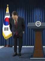 　７日、ソウルの大統領府で国民向け談話を発表後、頭を下げる韓国の尹錫悦大統領（大統領府提供・聯合＝共同）