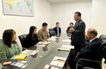 韓国の大手旅行社に県中部の魅力をＰＲする広田市長（右から２人目）ら＝１日、韓国・ソウル（鳥取中部観光推進機構提供）