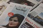 　イランでスカーフ着用を巡り拘束後に死亡したマフサ・アミニさんの写真を掲載した地元紙＝２０２２年９月（ロイター＝共同）
