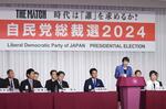 　自民党総裁選の所見発表演説会で演説する高市経済安保相（前列右から２人目）＝１２日午後、東京・永田町の党本部（代表撮影）