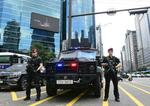 　７日、ソウルの江南駅周辺に配置された警察の特殊部隊と装甲車（共同）
