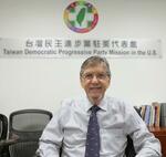 　インタビューに応じる台湾民主進歩党のマイケル・フォンテ米国支部代表（共同）