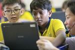 　算数のＡＩ教材を使うレークサイド小学校の児童ら＝２０２３年１１月、シンガポール（共同）