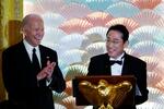 　米ホワイトハウスで開かれた公式夕食会の岸田文雄首相。左はバイデン大統領＝１０日（ロイター＝共同）