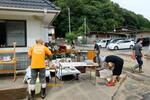 　大雨で浸水した飲食店で片付けに追われる従業員ら＝９日午後、福島県いわき市