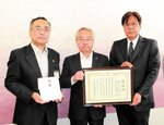 深沢市長（左）に寄付金を贈呈した吉岡社長（中央）と西垣副会長＝１９日、鳥取市役所