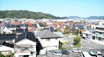鳥取中部地震後には多くの家屋がブルーシートに覆われたが、現在はその痕跡は見られなくなった＝１７日、鳥取県倉吉市の中心市街地