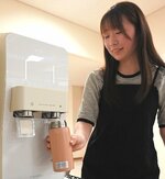 ウオーターサーバーを設置し、ペットボトルの削減効果を検証する＝１日、鳥取市若葉台北１丁目の鳥取環境大