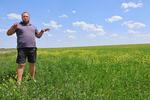 　ウクライナ・ミコライウで、コリアンダーなどを植えている畑＝５月２４日（共同）