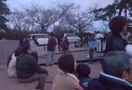 　強い揺れの後、高台にある中学校の駐車場に避難した人たち＝１日午後５時ごろ、石川県輪島市