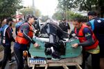 　１０日、ブラジル・リオグランデドスル州の洪水被災地で、救助活動に参加するベッケル、トゥテンハーゲン両選手ら（ロイター＝共同）