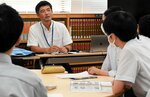 座談会で生徒からの質問に答える細田専門員（中央）