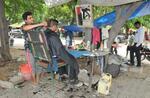 　グルガオンの路上で営業する「青空理髪店」