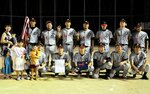 ４大会連続、１６度目の優勝を飾ったダンディーズ＝１３日夜、新温泉町二日市の浜坂山村広場