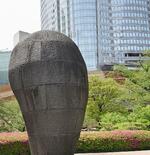 　パブリックアート。右奥は六本木ヒルズ森タワー＝東京都港区