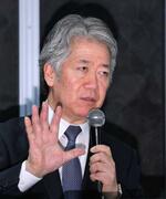 　厳しい表情で記者会見する川崎重工業の橋本康彦社長＝２７日午後、東京都港区