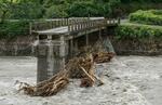 　台風７号の影響で崩落した橋。下は佐治川＝１６日午前１１時４７分、鳥取市佐治町