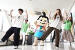  オリジナルダンスを披露するキャラバン隊のメンバー＝１０日、鳥取市富安２丁目の新日本海新聞社 