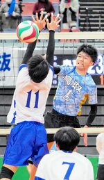 男子グループ戦３組・鳥取―兵庫　鳥取は第１セット、徳山天がスパイクを決めて２４―２１とリードする＝Ａｓｕｅアリーナ大阪