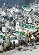 　福島県相馬市の松川浦漁港で出港の準備をする漁師＝２２日午前