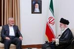 　６月、イランの最高指導者ハメネイ師（右）と会談するハマスの指導者ハニヤ氏＝テヘラン（ロイター＝共同）