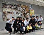 地域の魅力を伝えるモザイクアートの制作に取り組んだ児童生徒ら＝８日、鳥取市の鳥取砂丘コナン空港