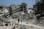 　イスラエル軍の攻撃で破壊された後のパレスチナ自治区ガザ南部ハンユニス＝１０日（ロイター＝共同）