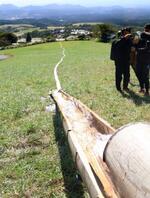 　流しそうめんのギネス世界記録を目指して設置された「竹樋」＝２１日午前、大分県竹田市