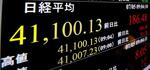 　一時４万１１００円台を付けた日経平均株価を示すモニター＝５日午前、東京都港区