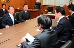 岩田氏（右から２人目）に申し入れを行う平井知事（同５人目）ら＝５日、東京都千代田区の経済産業省