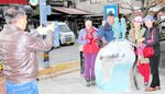 観光地を巡る韓国からの旅行客。毎日運航の実現に向けて課題の点検や対応が求められる＝１０月２９日、境港市の水木しげるロード