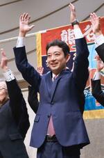 　千葉県知事選で再選を確実にし、万歳する熊谷俊人氏＝１６日夜、千葉市