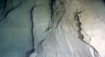 　東日本大震災の震源域の海底で撮影されたほぼ垂直な断層崖（コミュニケーションズ・アース・アンド・エンバイロメントの論文より）