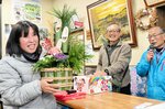 【当たったー！！】シイタケや干し芋などの地元グルメが当たる抽選会も。門松が当たってこの表情